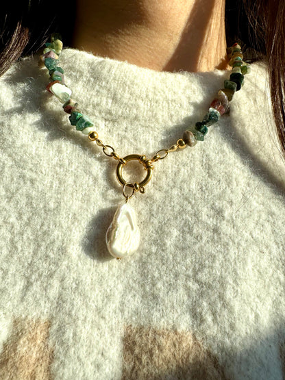 Edelstein-Splitterkette aus indischen Achatperlen mit Barockperle & goldfarbenem Ringverschluss – handgefertigt