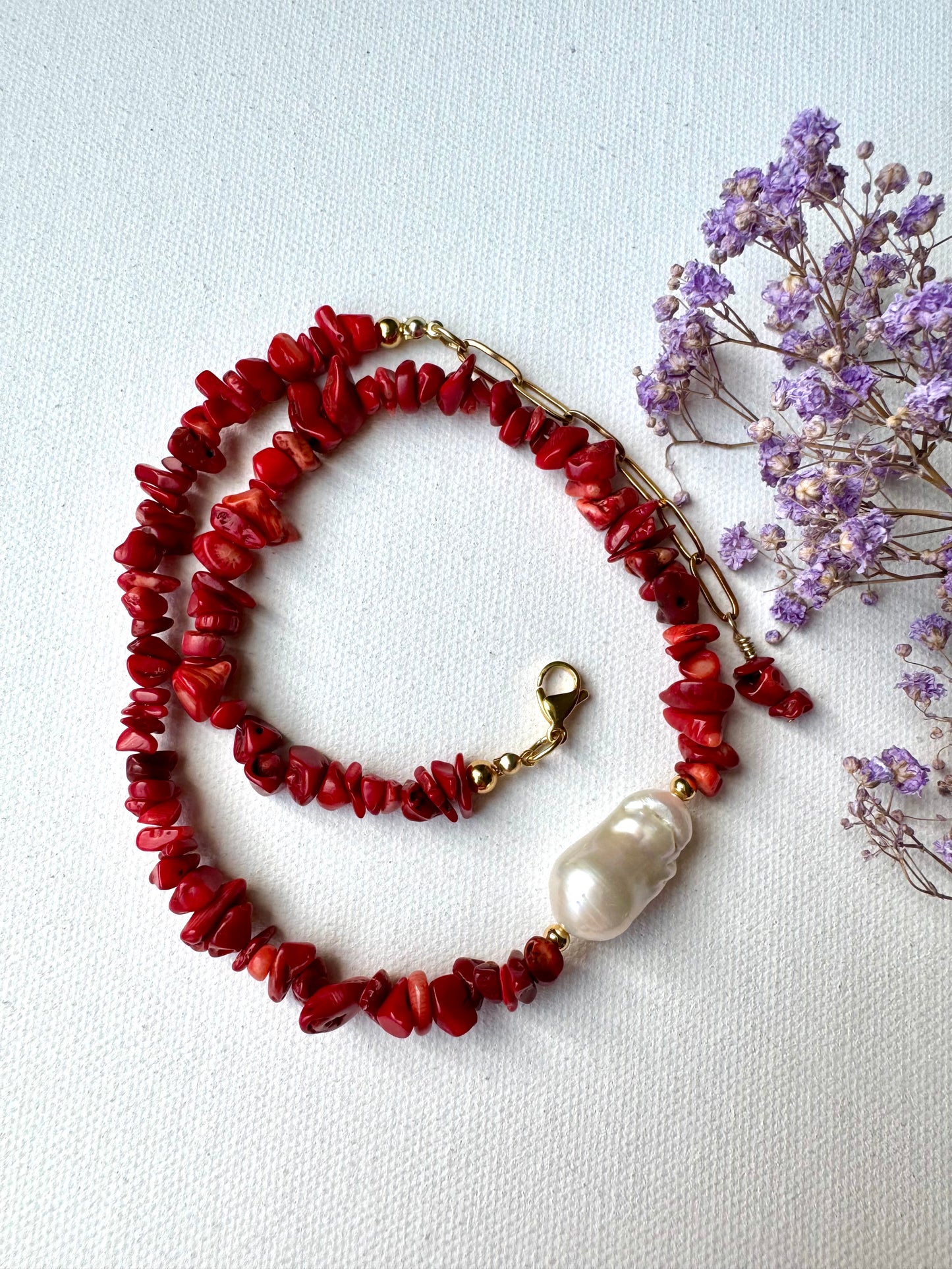 Halskette mit roter Koralle & Barockperle