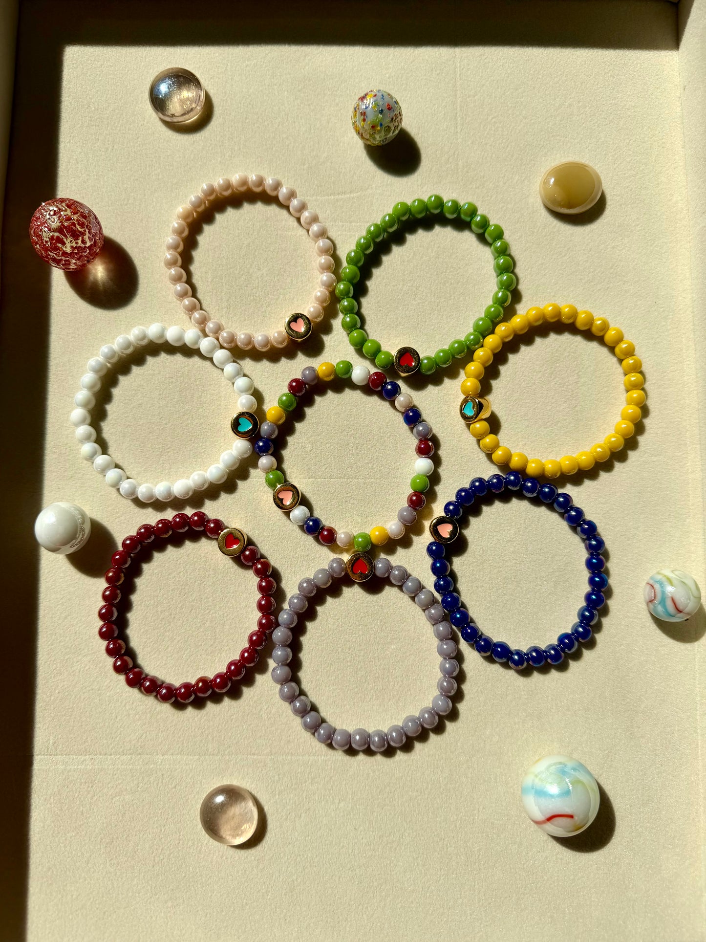 Glass Heart – Armband mit bunten Glasperlen & Herz Motiv – handgefertigt