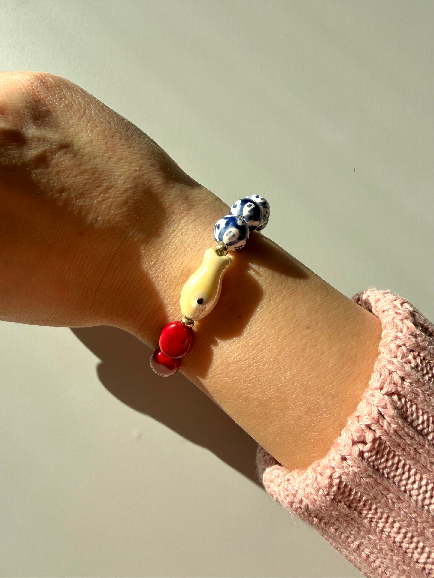 Lucky Fish – Armband mit Keramikperlen & Fisch Anhänger – handgefertigt