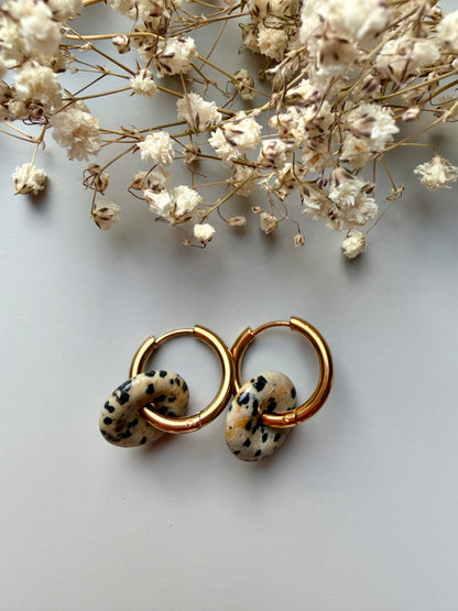 Stone Circle – Gold-plated hoop earrings with natural stone donut pendants – handmade