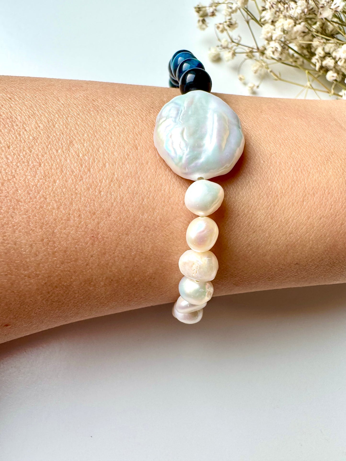 Armband mit blauen Edelsteinperlen, Süßwasser- & Barockperle – 18k vergoldete Details, handgefertigt