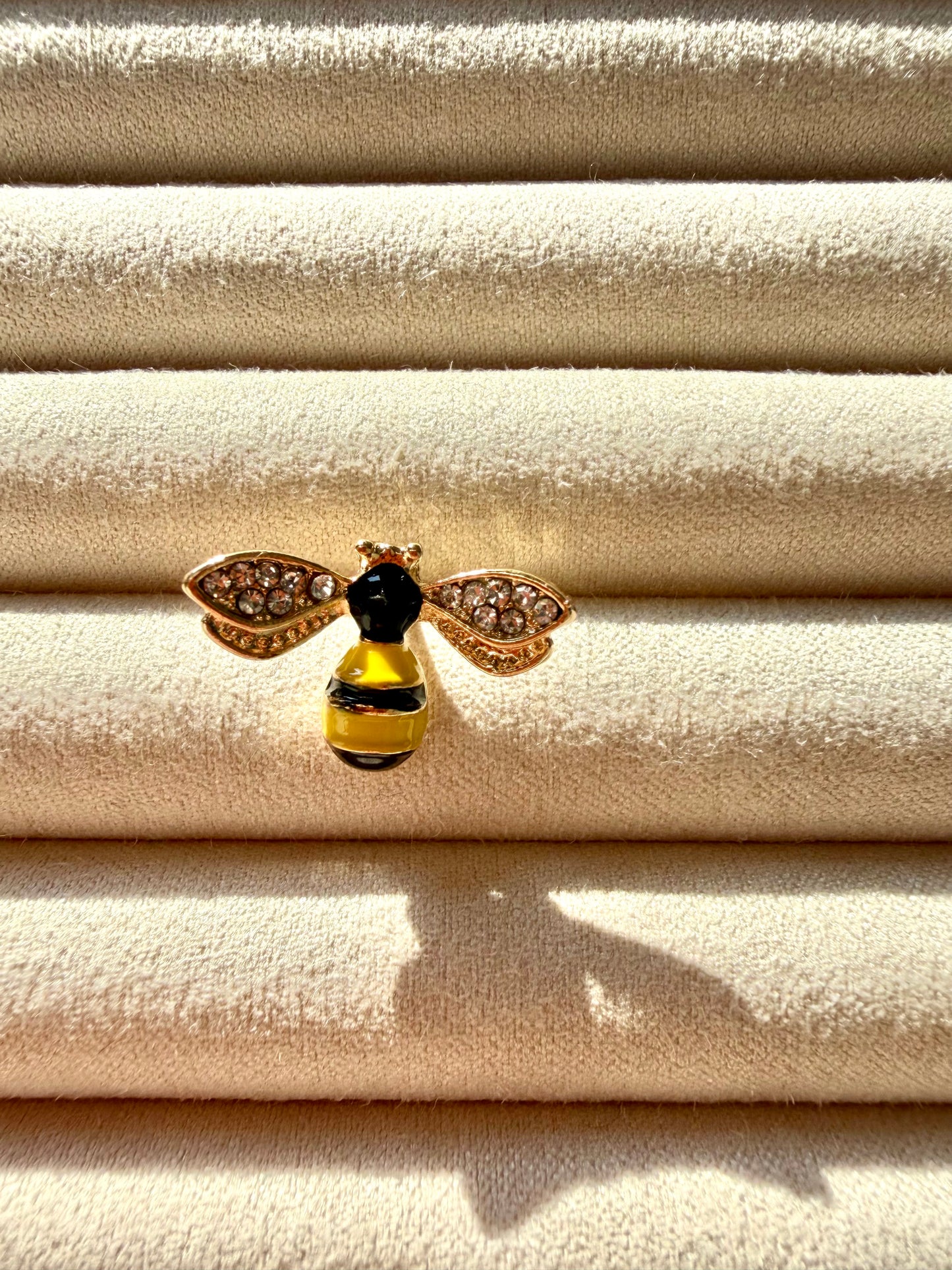 Broschen – Vergoldete Anstecker mit verspielten Motiven