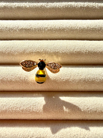 Broschen – Vergoldete Anstecker mit verspielten Motiven