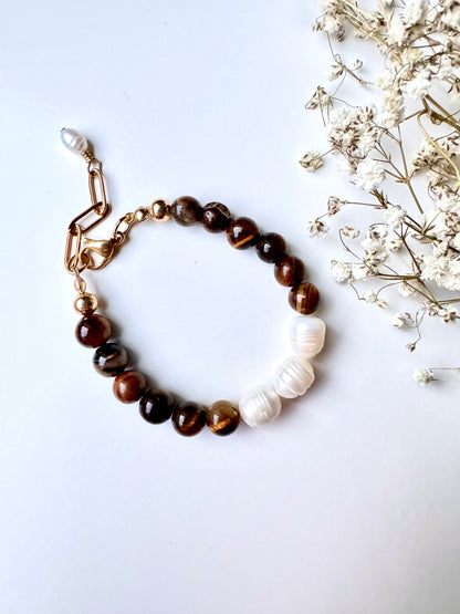 Armband mit Tigerauge & Süßwasserperlen – 18k vergoldete Details, handgefertigt