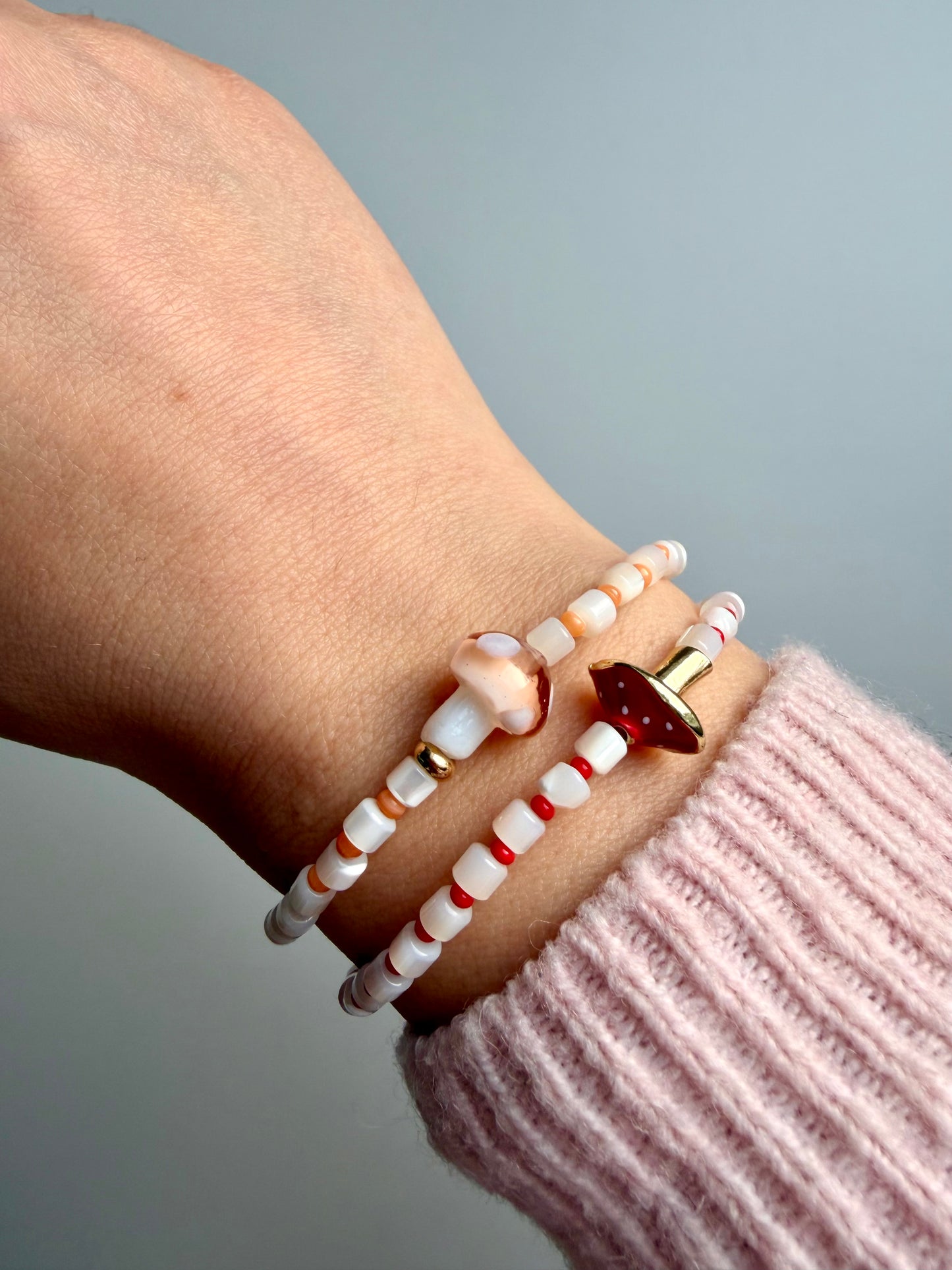 Mushroom Glow – Glass bead bracelet with mushroom pendant – handmade