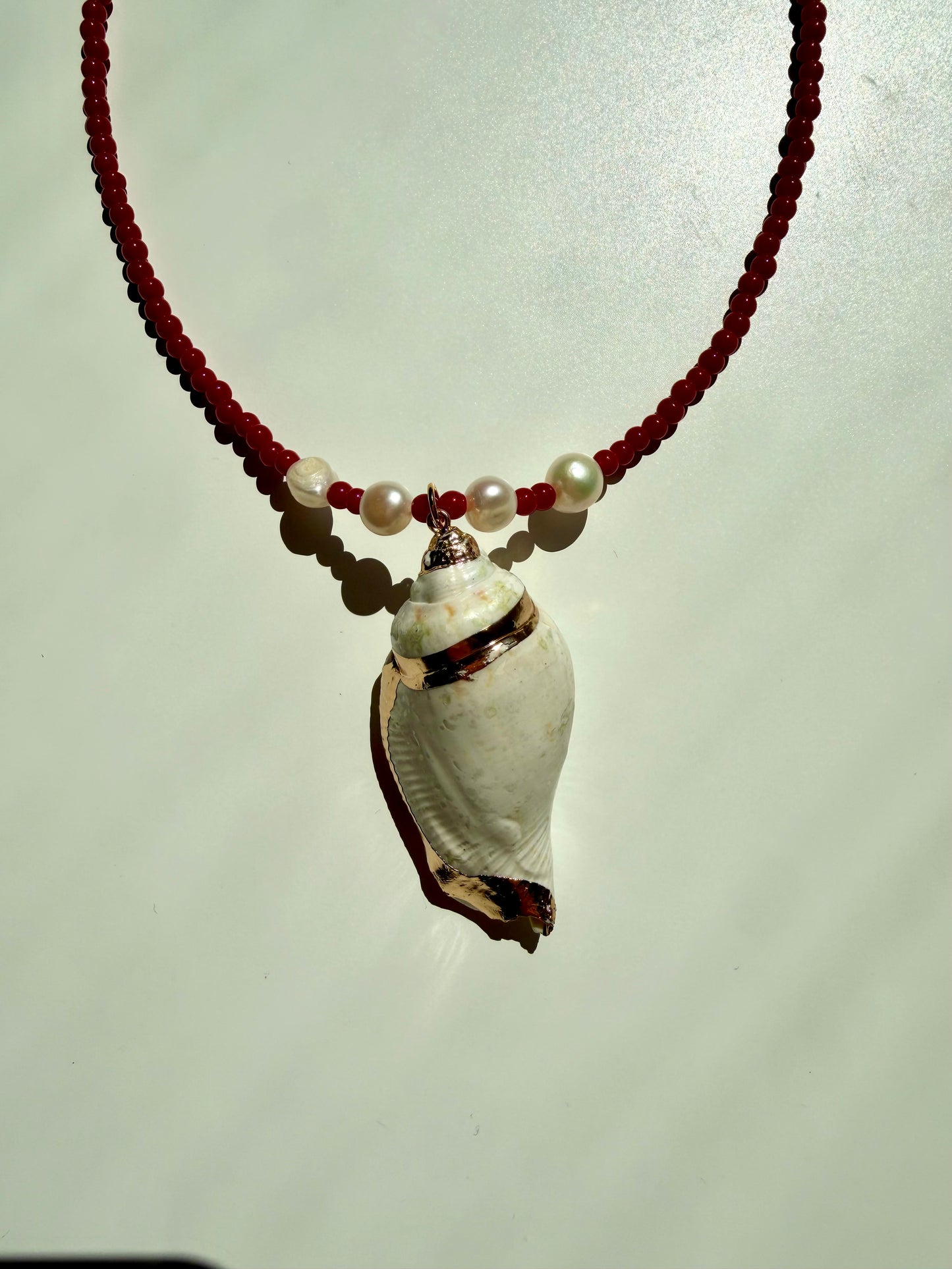 Ruby Shell – Korallen-Halskette mit Muschel-Anhänger – handgefertigt