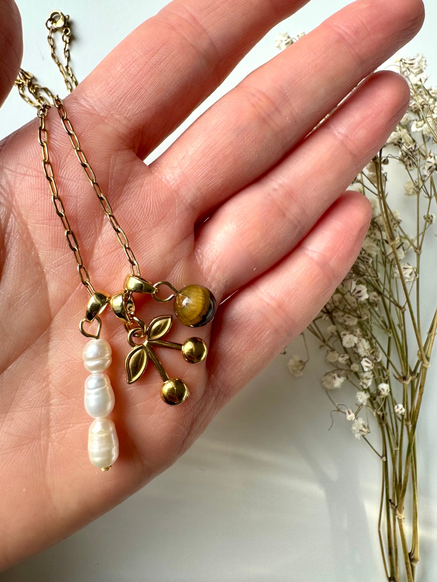 CHERRY CHARM – Halskette mit Süßwasserperlen, Tigerauge & 18k vergoldeten Anhängern, handgefertigt
