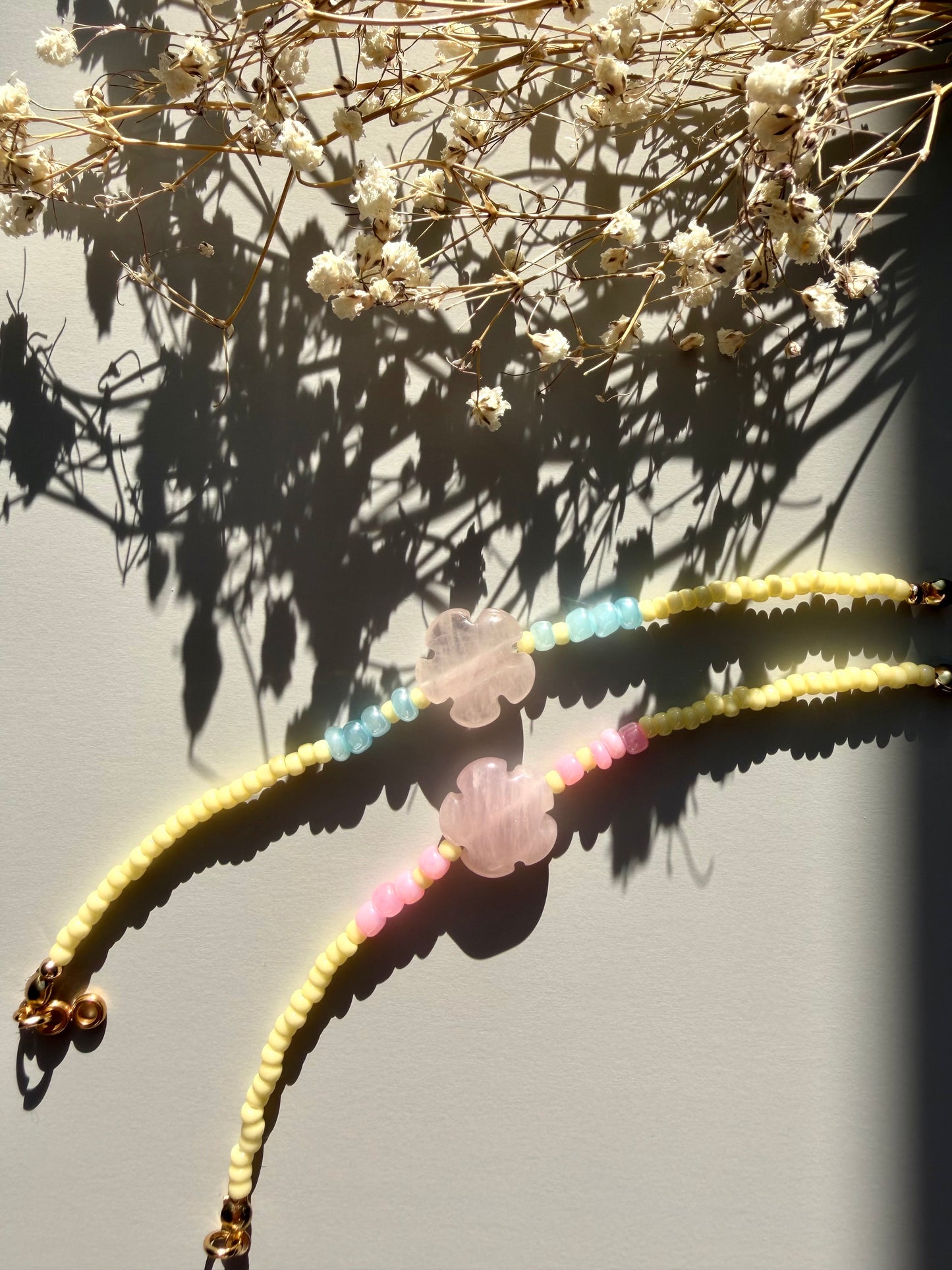 Lemon Bloom – Rosenquarz Armband mit bunten Glasperlen – handgefertigt