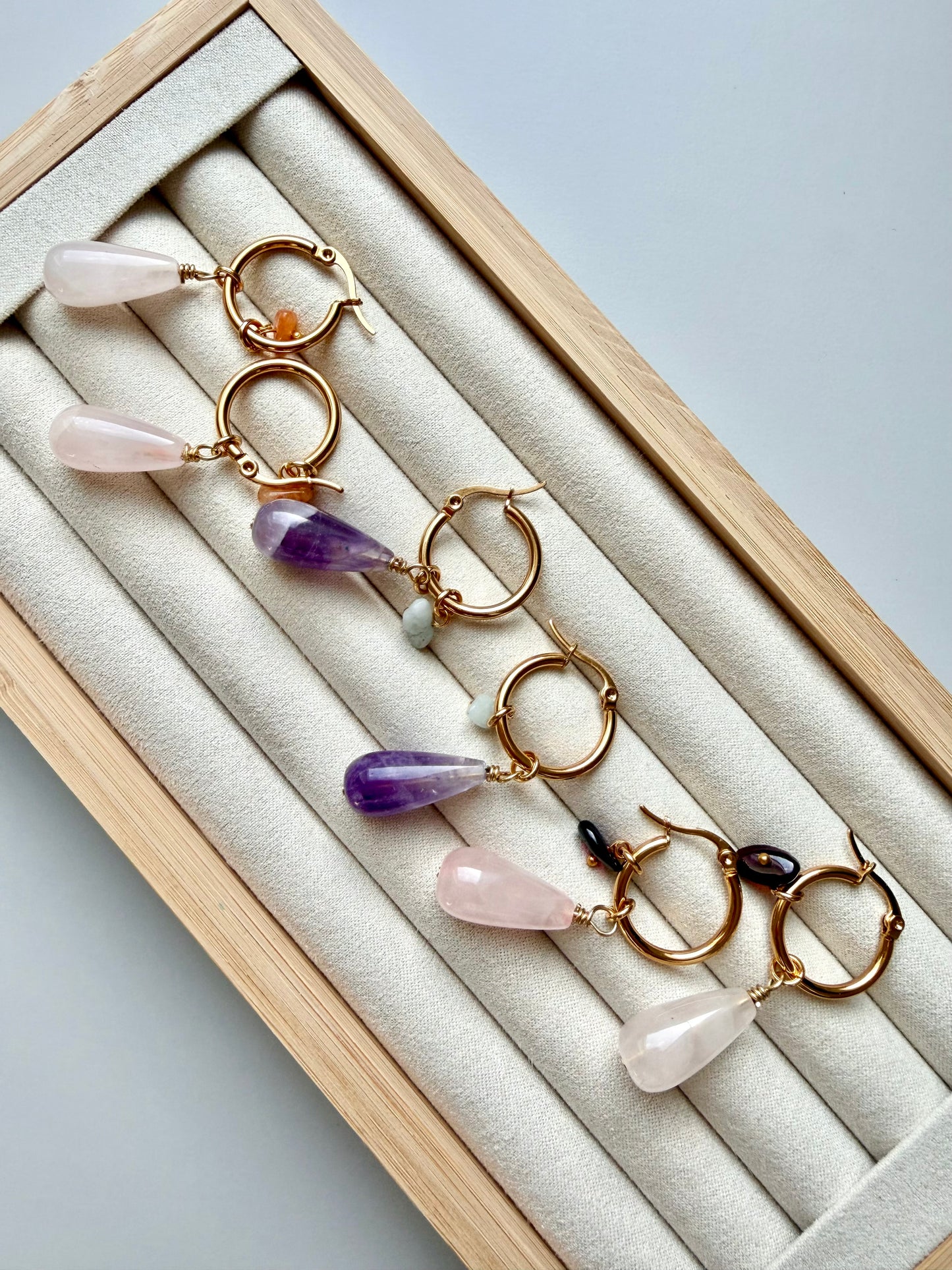 Stone Drop Mini – 18 k vergoldete Creolen mit Edelstein-Tropfen (2 cm) – handgefertigt