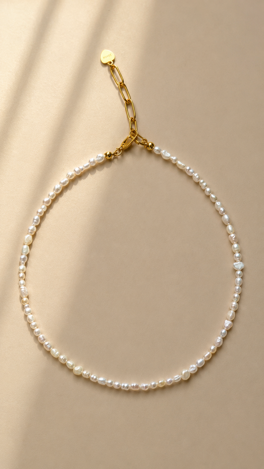 Tiny Pearl Pieces – Zarte Süßwasserperlen Halskette – handgefertigt