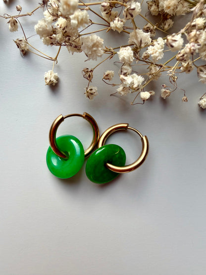 Stone Circle – Gold-plated hoop earrings with natural stone donut pendants – handmade