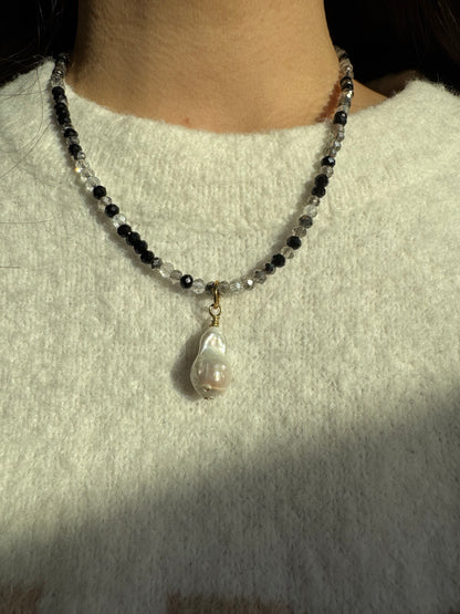 Halskette mit schwarzen & transparenten Edelsteinperlen und Barockperle