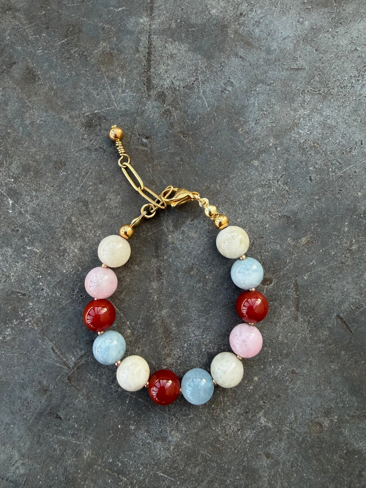Pastel Grace – Gemstone bracelet made of red agate &amp; morganite – handmade