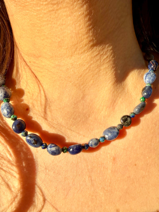 Blue Depths – Halskette mit Sodalith & Lapislazuli – handgefertigt