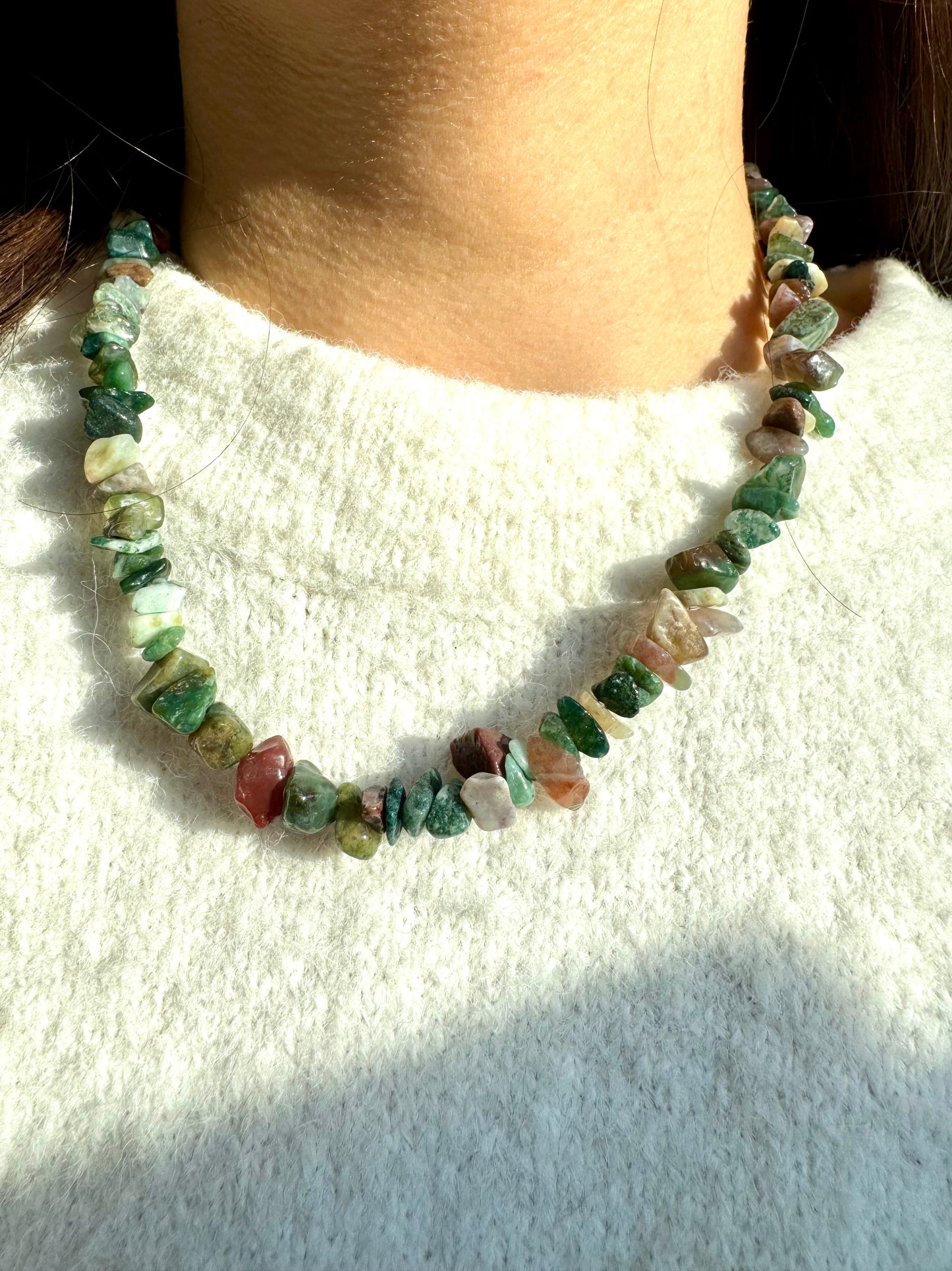 Edelstein-Splitterkette aus indischen Achatperlen mit Barockperle & goldfarbenem Ringverschluss – handgefertigt