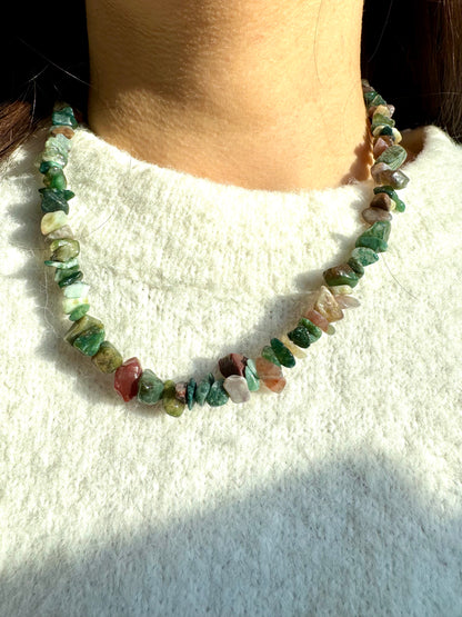 Edelstein-Splitterkette aus indischen Achatperlen mit Barockperle & goldfarbenem Ringverschluss – handgefertigt