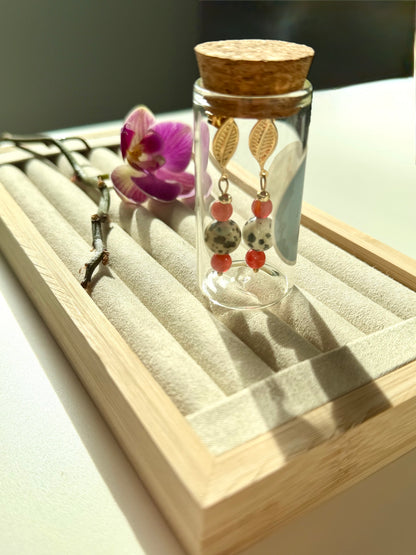 Solara Leaf – Ohrringe mit Dalmatiner Jaspis, rotem Achat & Blattdetail – handgefertigt