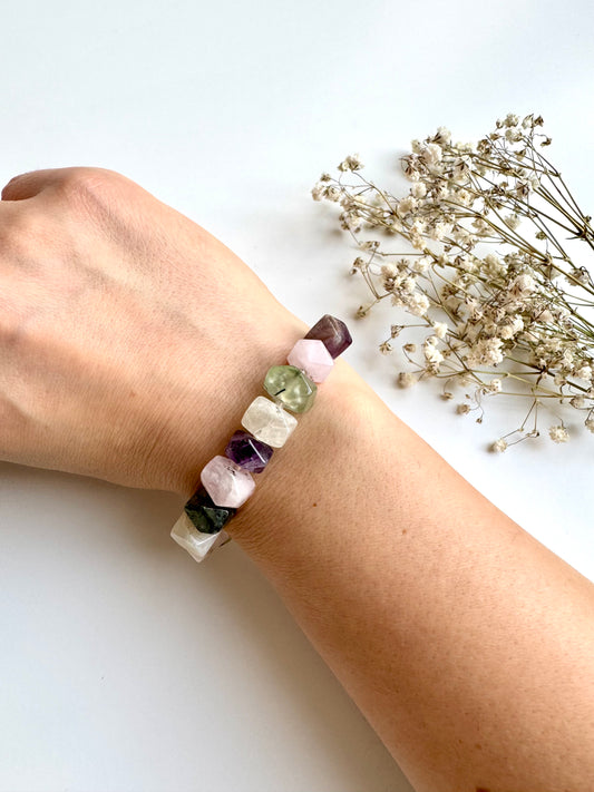 Crystal Garden – Edelstein Armband mit Naturstein Mix & goldenen Details – handgefertigt