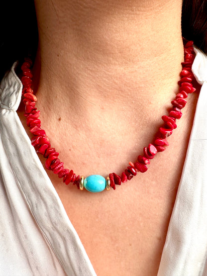 Korallen-Halskette mit türkisfarbener Perle & goldenen Details – handgefertigt