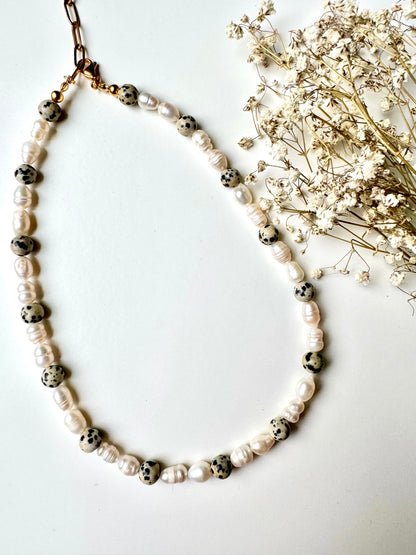 COOKIE PEARL – Halskette mit Süßwasserperlen & Dalmatinerstein – 18k vergoldete Details, handgefertigt