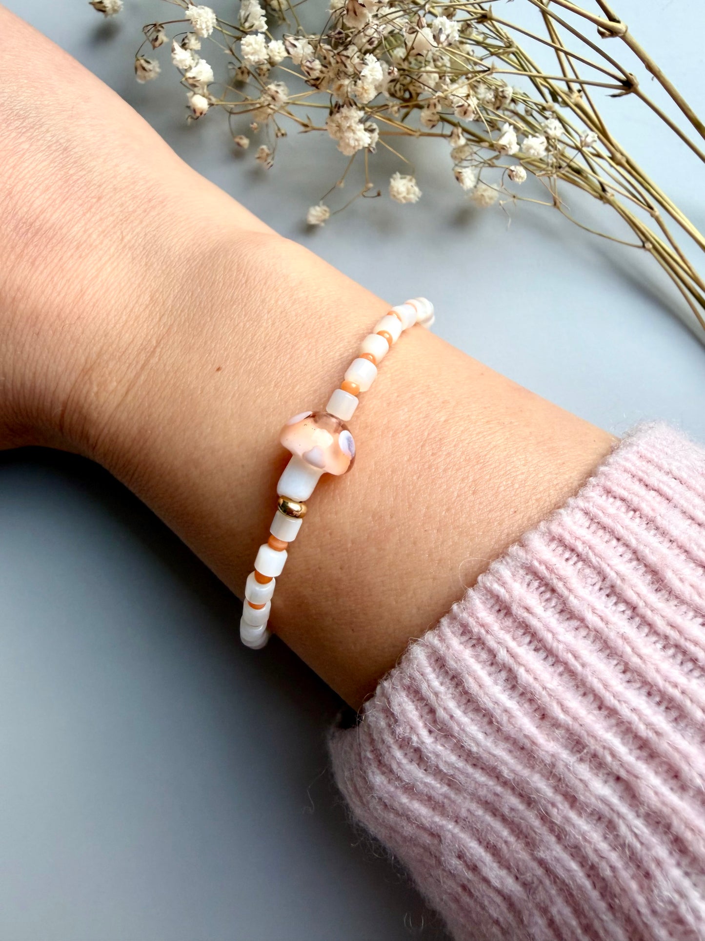 Mushroom Glow – Glass bead bracelet with mushroom pendant – handmade