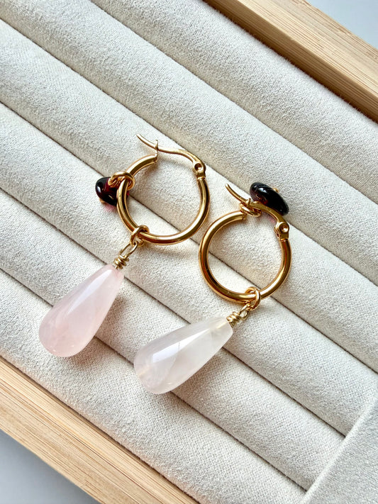 Stone Drop Mini – 18 k vergoldete Creolen mit Edelstein-Tropfen (2 cm) – handgefertigt