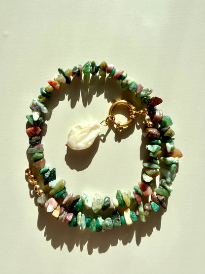 Gemstone chip necklace made of Indian agate beads with baroque pearl &amp; gold-colored ring clasp – handmade