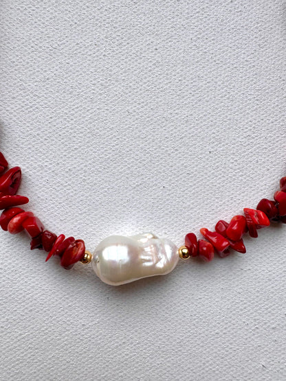 Halskette mit roter Koralle & Barockperle