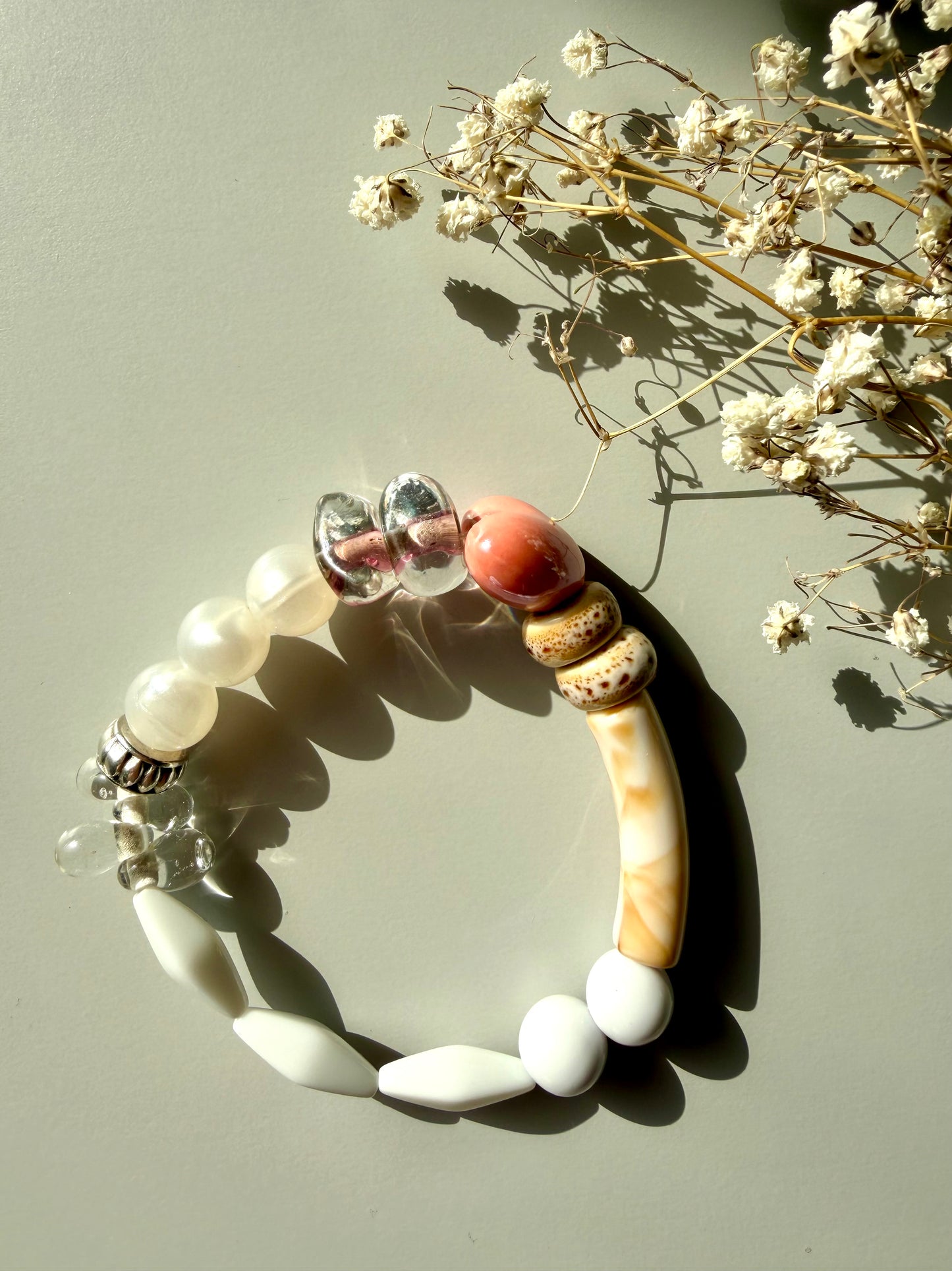 Shell Harmony – Armband mit Muschelstücken, Keramik und Glasperlen – handgefertigt