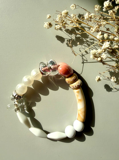 Shell Harmony – Armband mit Muschelstücken, Keramik und Glasperlen – handgefertigt