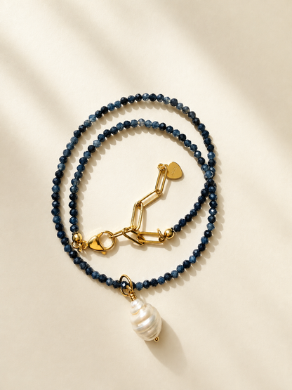Happy Pearls No. 11 – Saphir Halskette mit Süßwasserperle – handgefertigt
