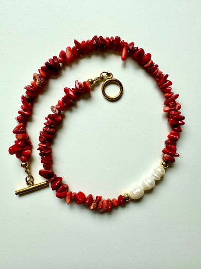 Coral & Pearl Statement Necklace – Halskette mit roten Korallenstücken und Süßwasserperlen