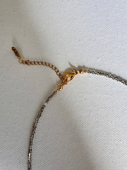 Graue Edelsteinkette mit Barockperle