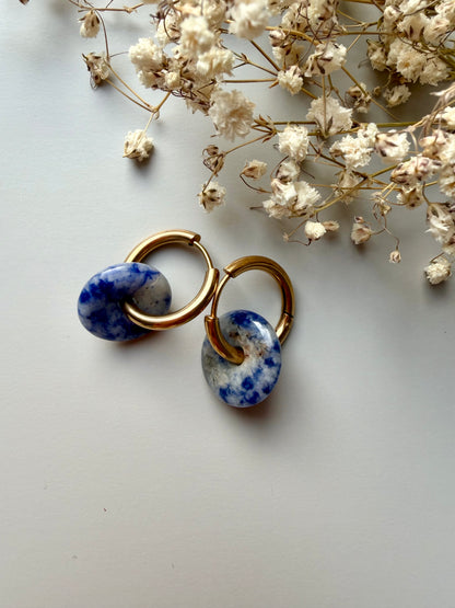 Stone Circle – Gold-plated hoop earrings with natural stone donut pendants – handmade