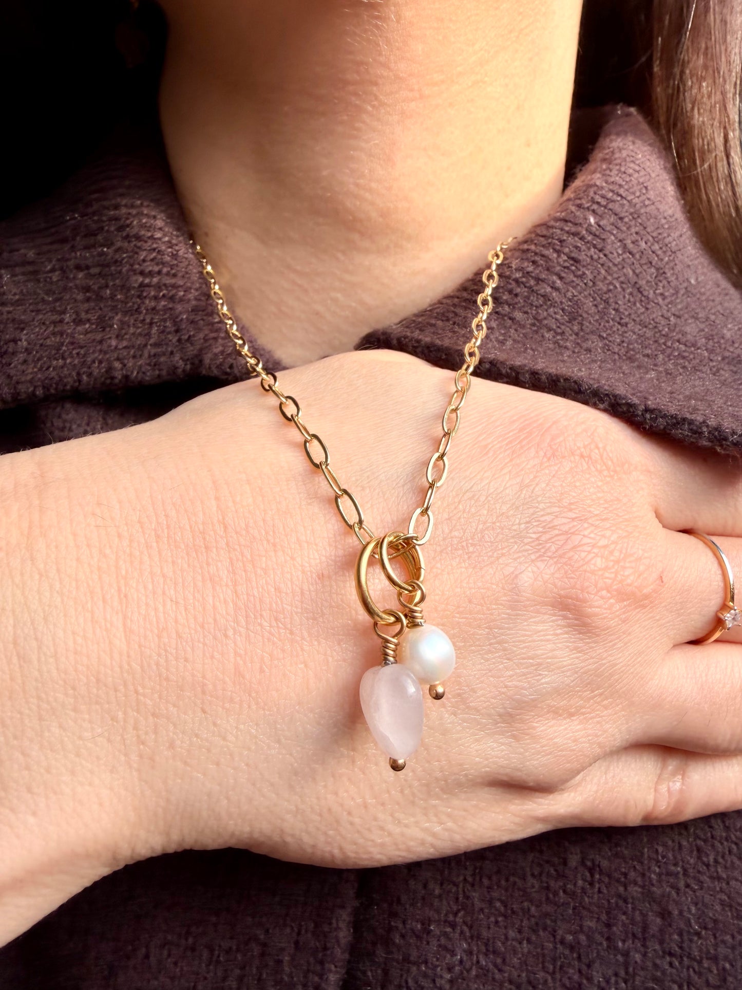 Rosea Heart – 18 k vergoldete Halskette mit Rosenquarz-Herz & Süßwasserperle – handgefertigt
