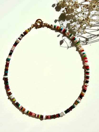 Happy Pearls No.2 – Bunte Edelstein Halskette mit Süßwasserperlen & goldenen Details – handgefertigt