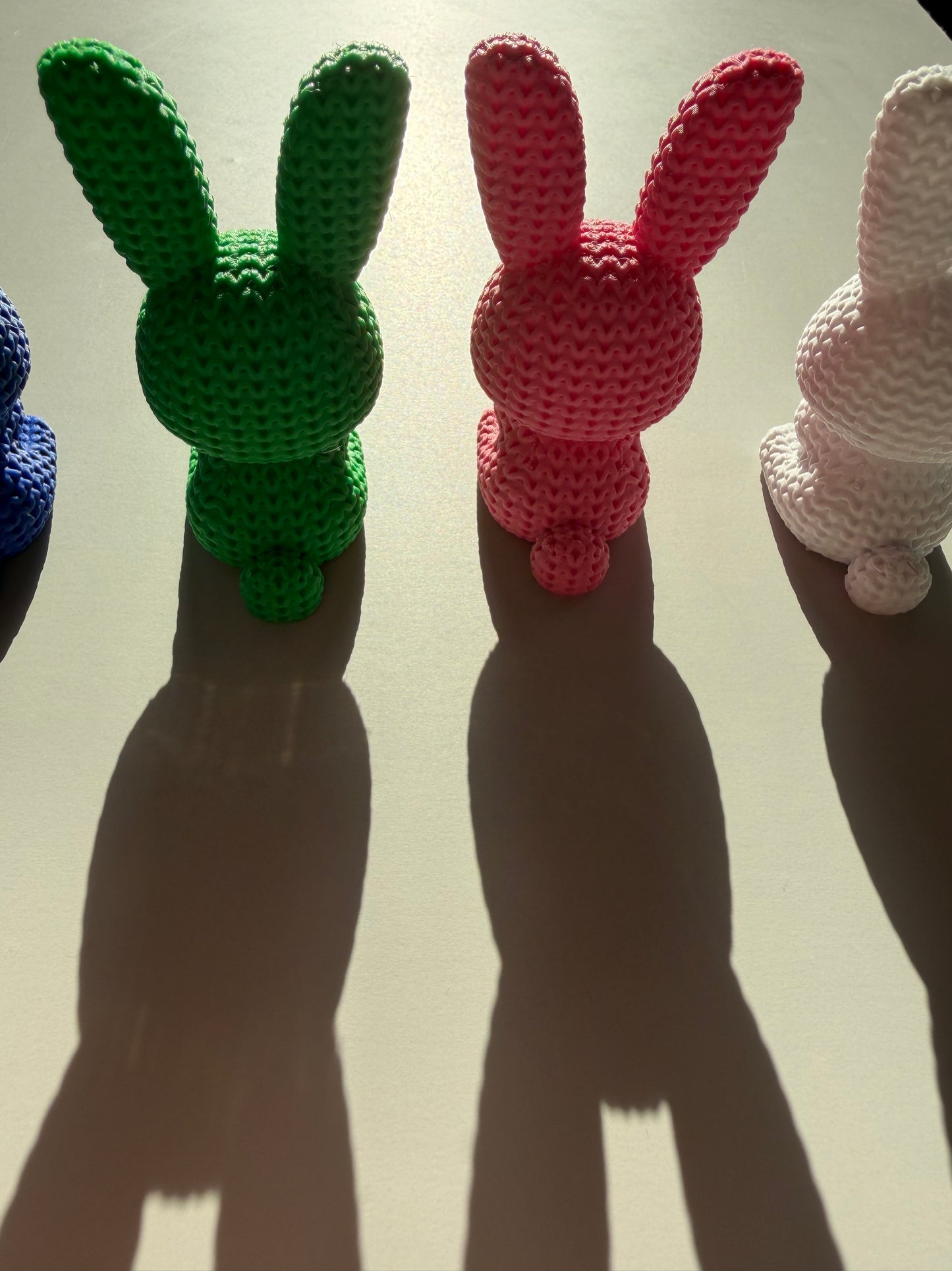 Little Bunny – dekorative Hasenfigur mit Strickstruktur – moderne Deko
