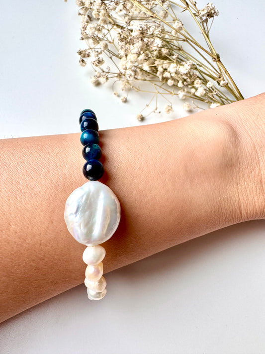 Ocean Pearl – Armband mit Süßwasserperlen & blauem Tigerauge – handgefertigt