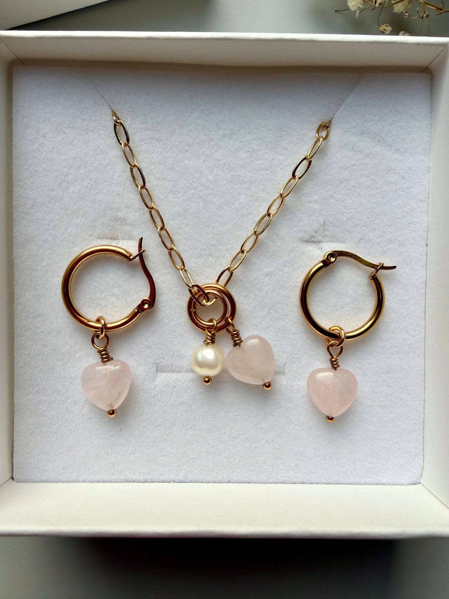 Rosea Heart – 18 k vergoldete Halskette mit Rosenquarz-Herz & Süßwasserperle – handgefertigt