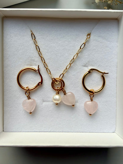 Rosea Heart – 18 k vergoldete Halskette mit Rosenquarz-Herz & Süßwasserperle – handgefertigt