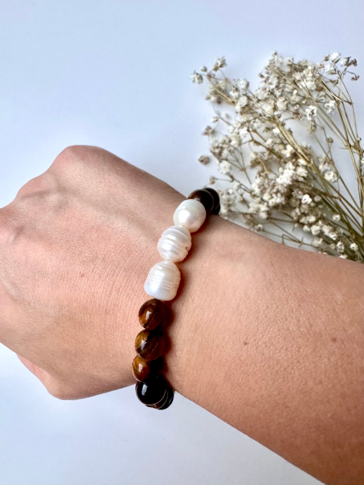 Armband mit Tigerauge & Süßwasserperlen – 18k vergoldete Details, handgefertigt