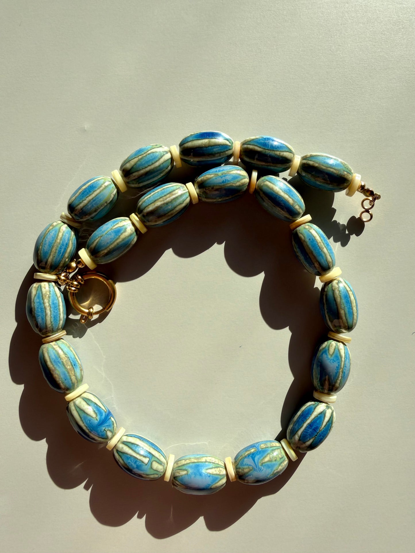 Ocean Ripple – Keramikperlen Halskette in Blau – handgefertigt