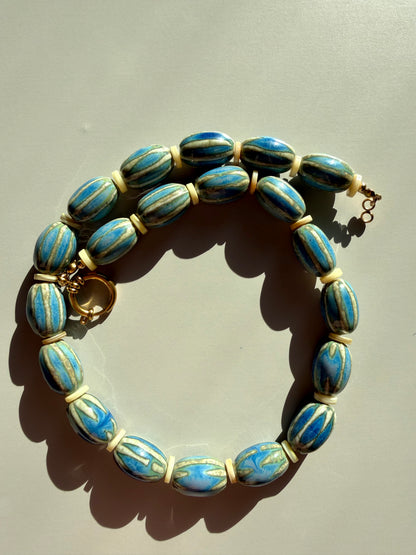 Ocean Ripple – Keramikperlen Halskette in Blau – handgefertigt