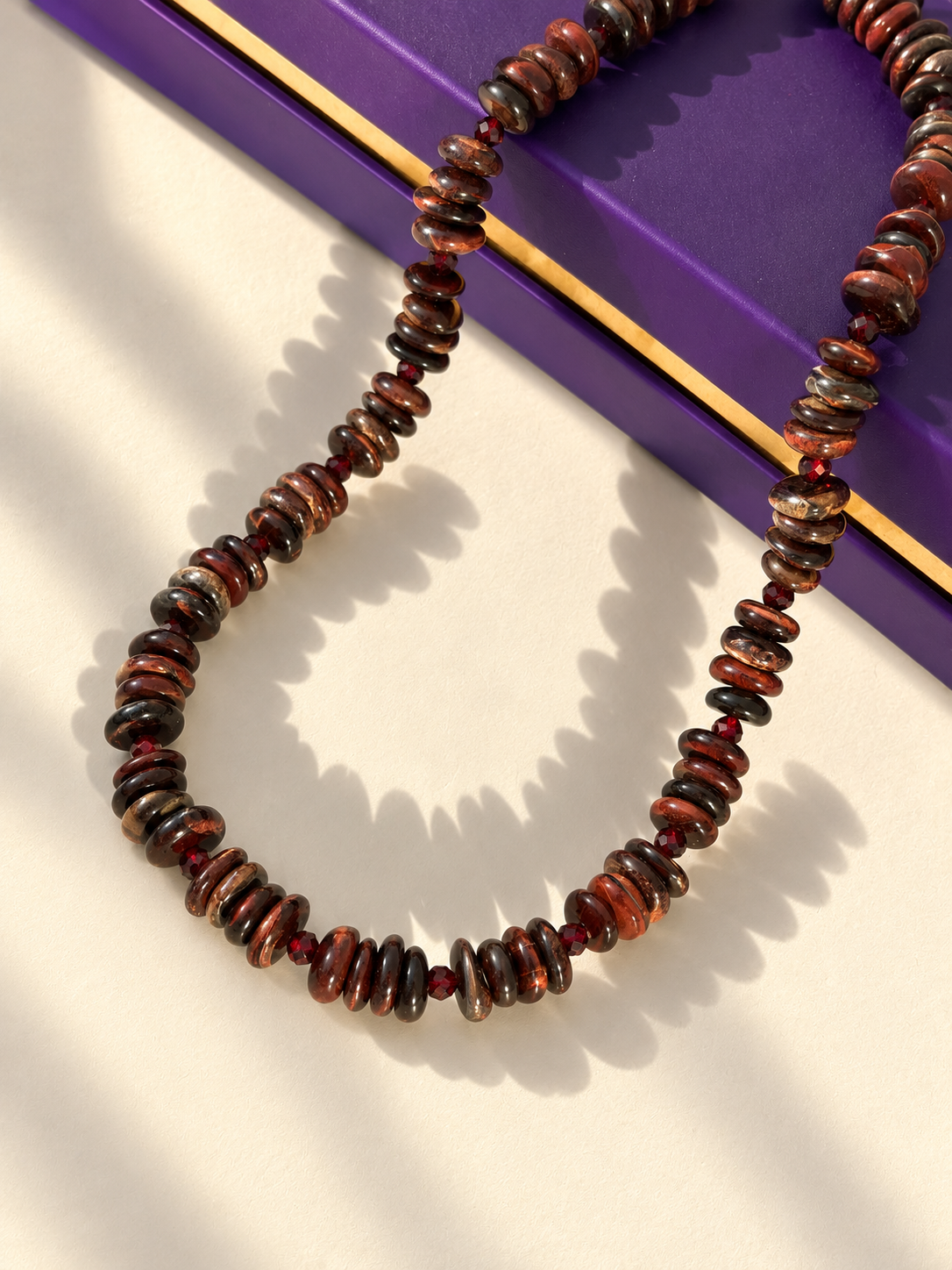 Ruby Ember – Halskette mit rotem Tigerauge & Granat – Ansicht 2