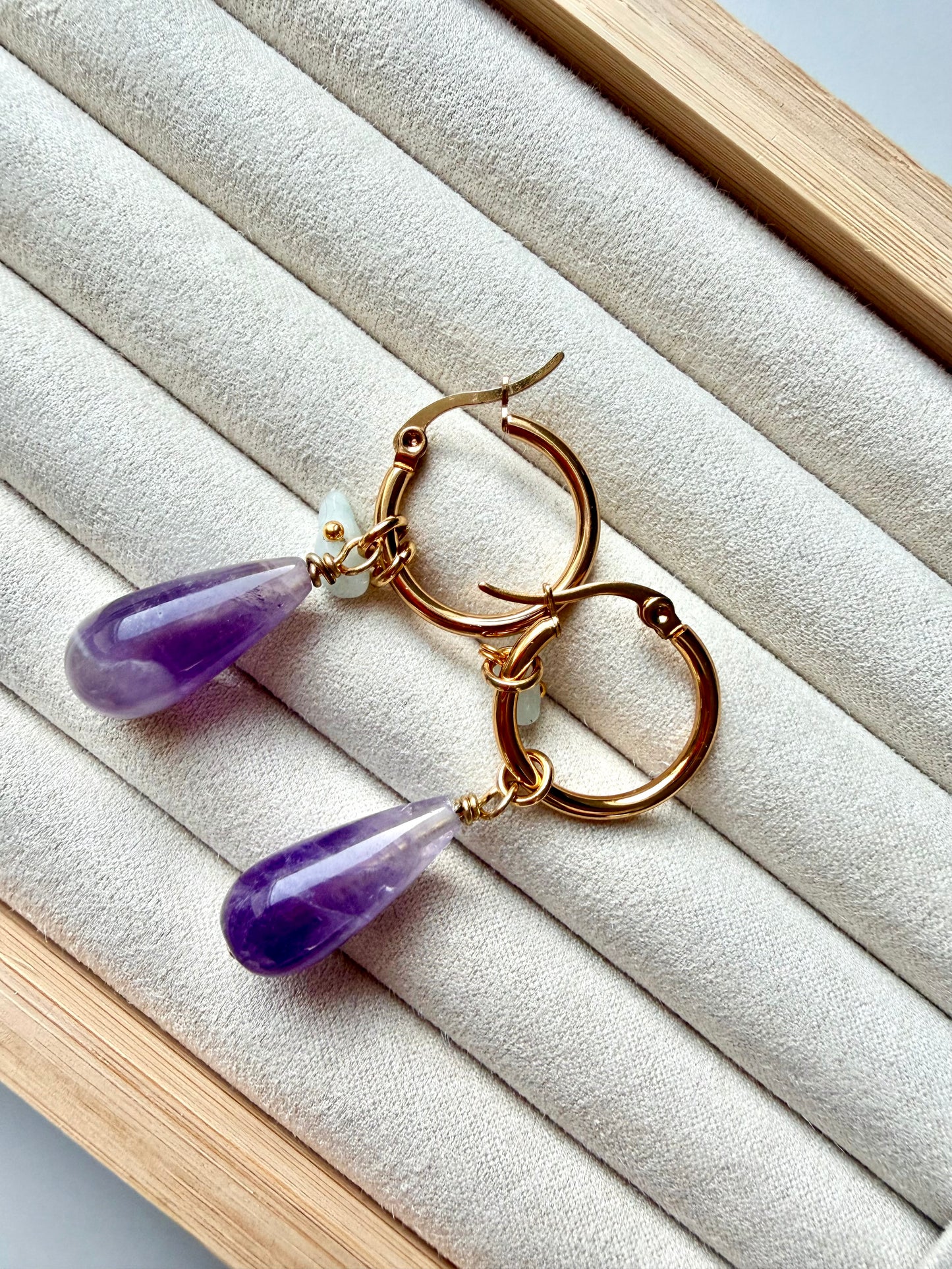 Stone Drop Mini – 18 k vergoldete Creolen mit Edelstein-Tropfen (2 cm) – handgefertigt