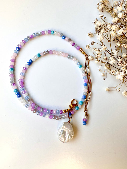 Pastellfarbene Edelstein-Halskette mit Barockperle • 4 mm Perlen