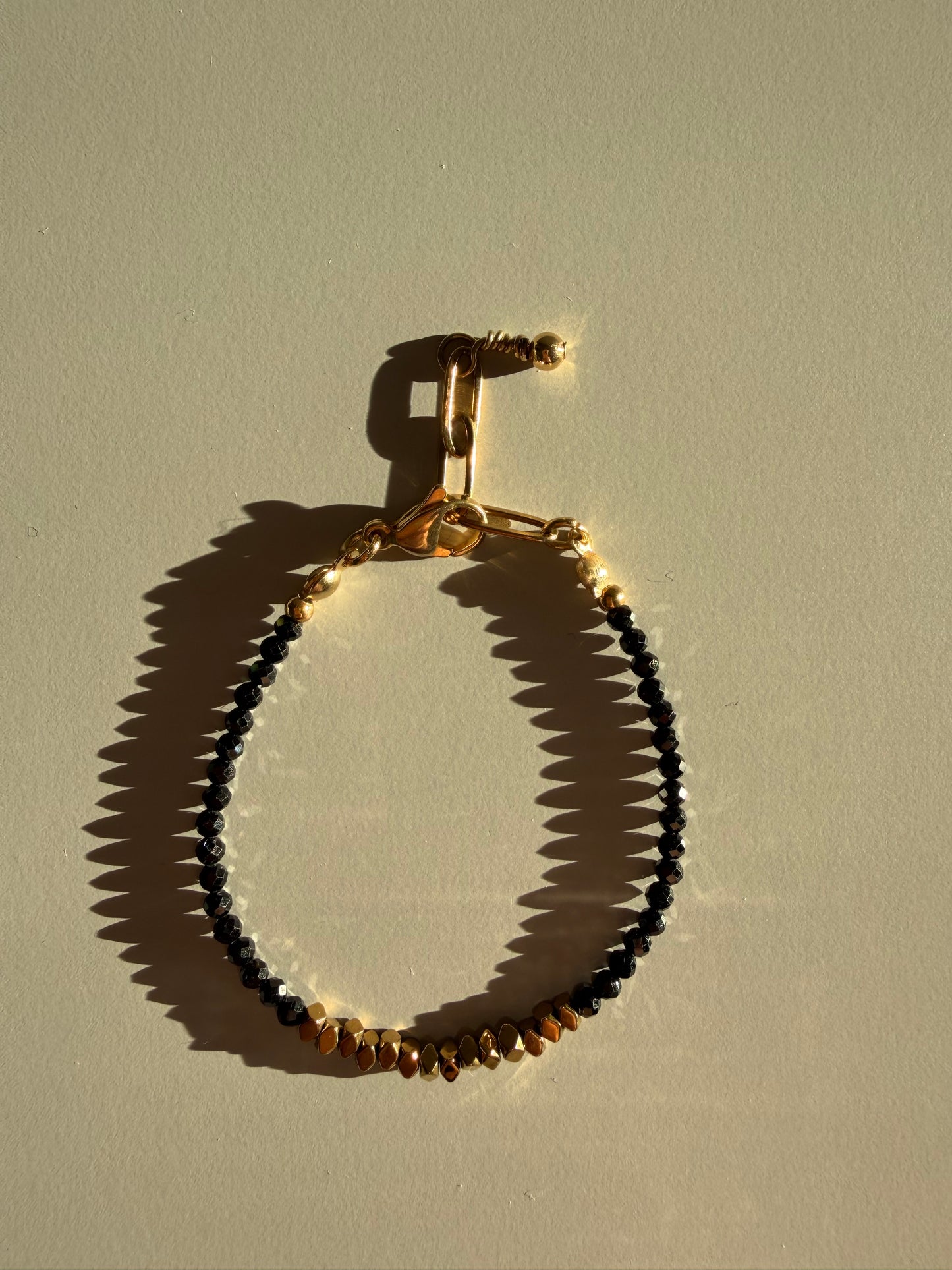 Midnight Edge – Bracelet made of black crystal beads &amp; golden hematite details – handmade