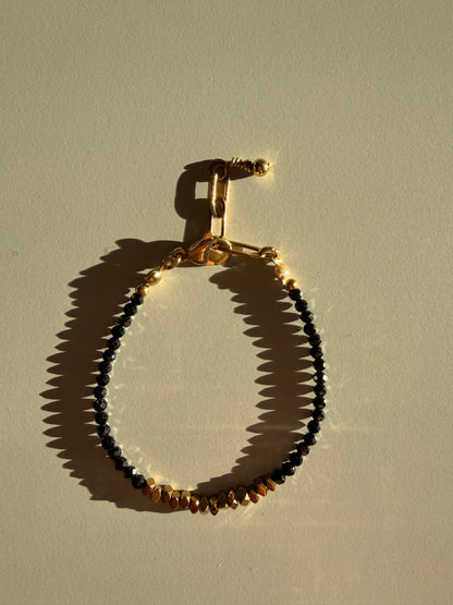 Midnight Edge – Bracelet made of black crystal beads &amp; golden hematite details – handmade