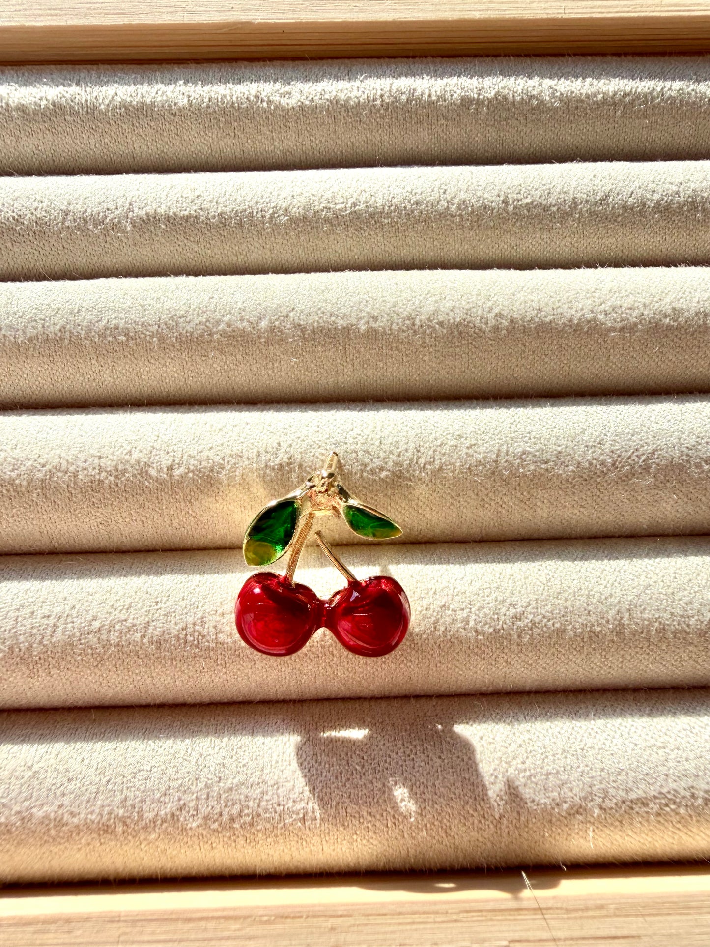 Broschen – Vergoldete Anstecker mit verspielten Motiven